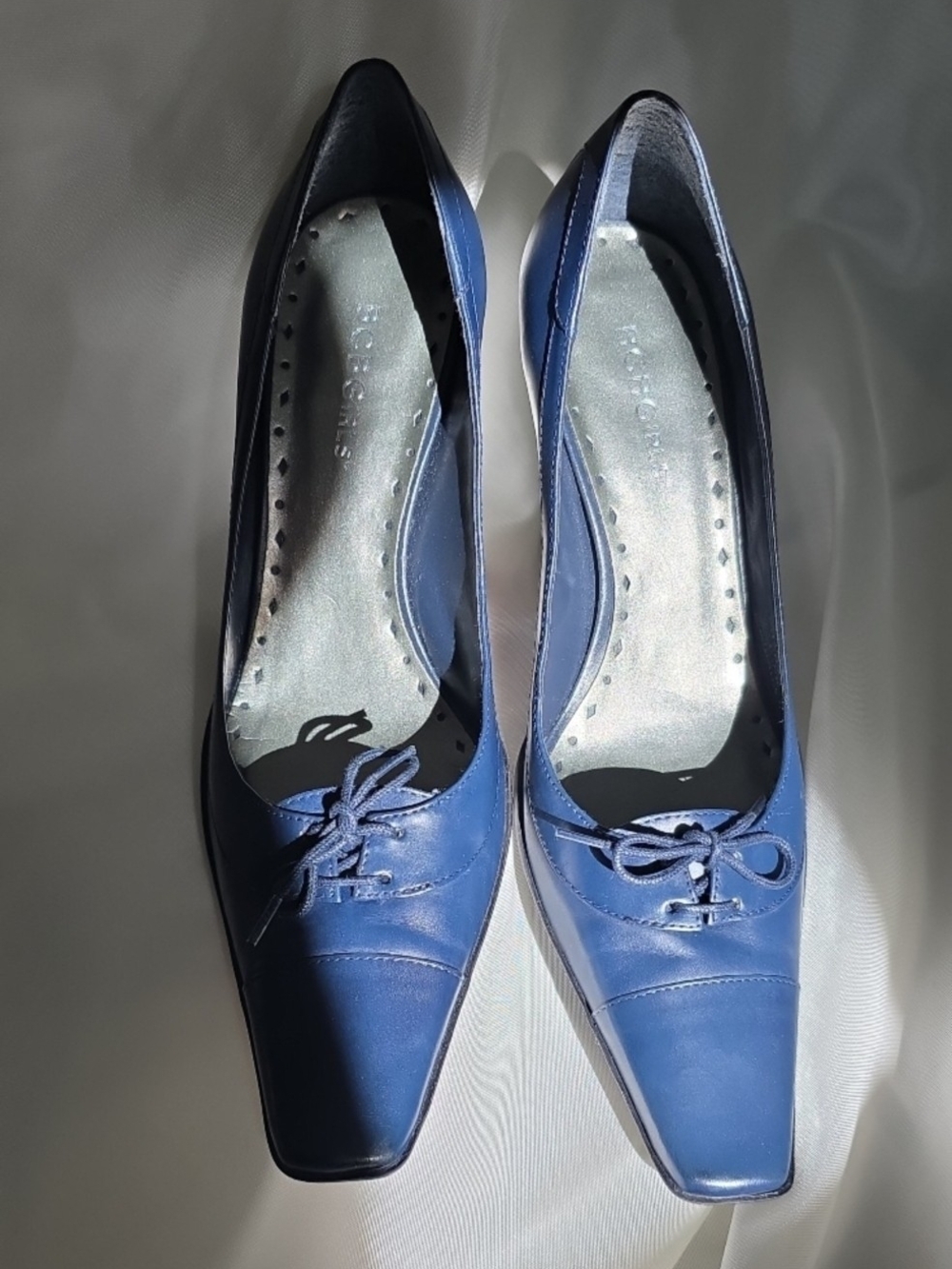 Chic BCBGIRLS Deep Navy Leather Pumps with Bow Detail